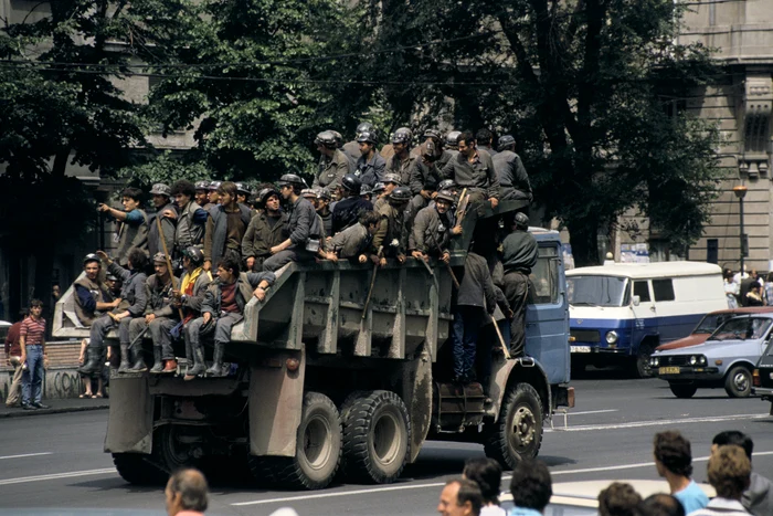 Minerii au fost echipați cu diferite unelte, cum ar fi bâtele. FOTO: Getty Images 