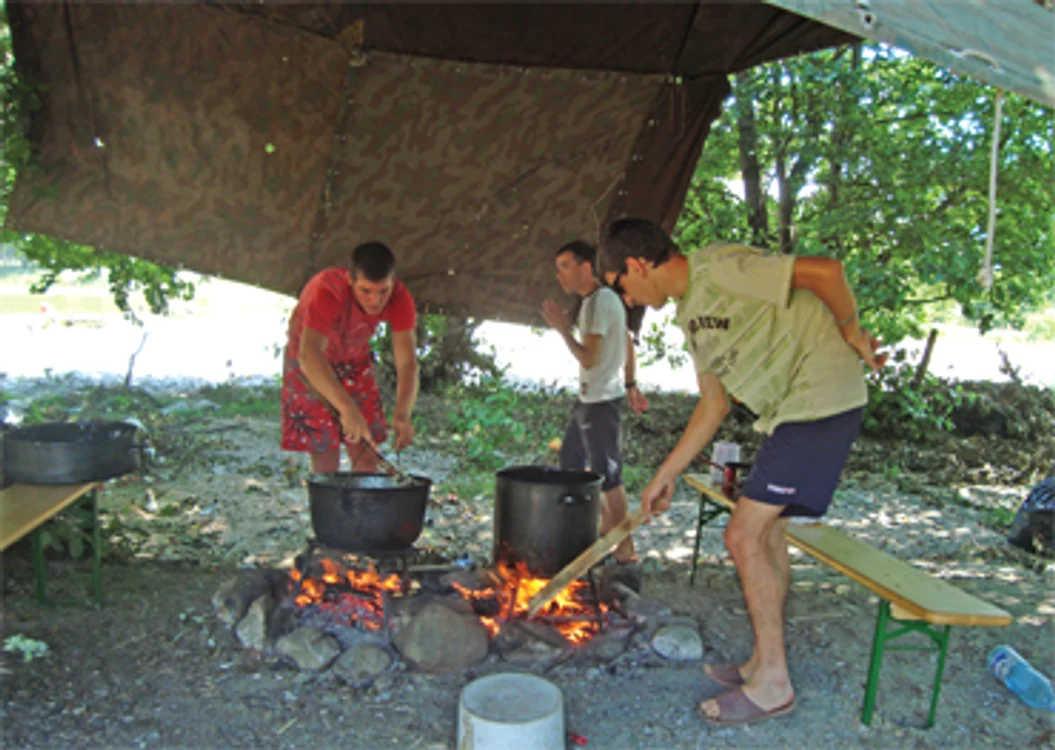 Lecţie de viaţă în tabăra orfanilor de la Brezoi