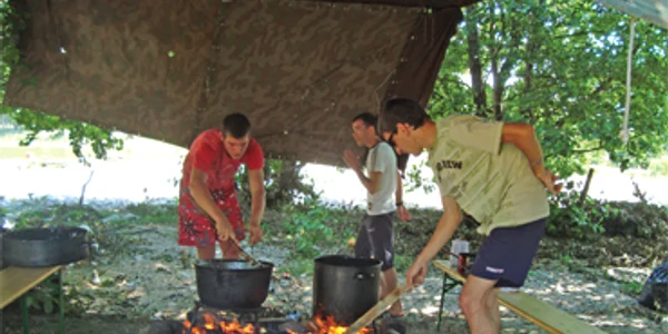 Lecţie de viaţă în tabăra orfanilor de la Brezoi