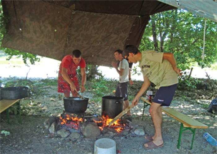 Lecţie de viaţă în tabăra orfanilor de la Brezoi