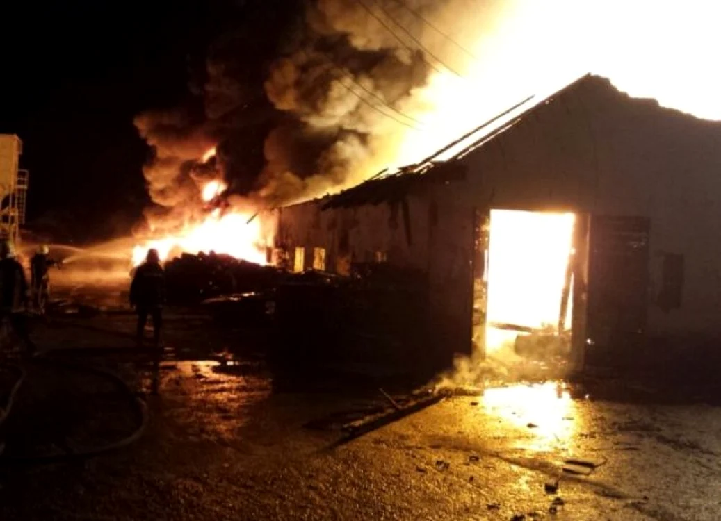 Incendiul a fost localizat de către pompierii militari, pentru a nu se extinde.