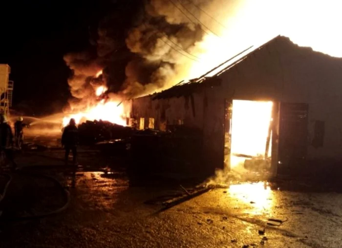 Incendiul a fost localizat de către pompierii militari, pentru a nu se extinde.