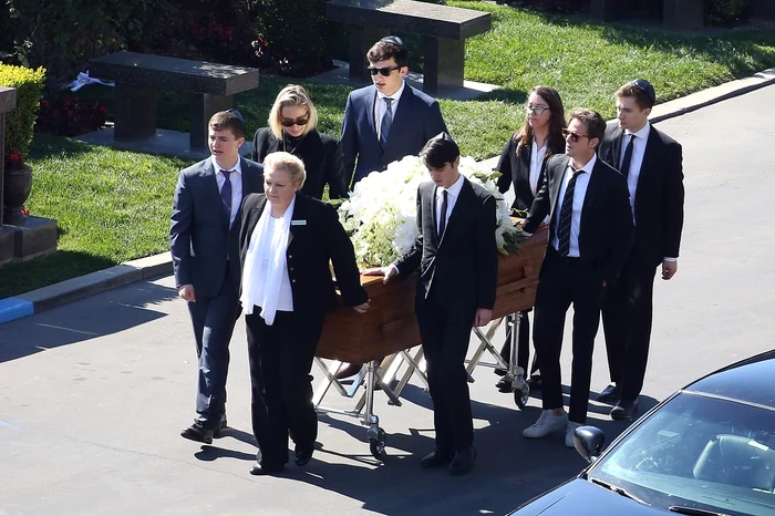 Nepoții lui Kirk Douglas au cărat coșciugul pe aleile cimitirului din Los Angeles