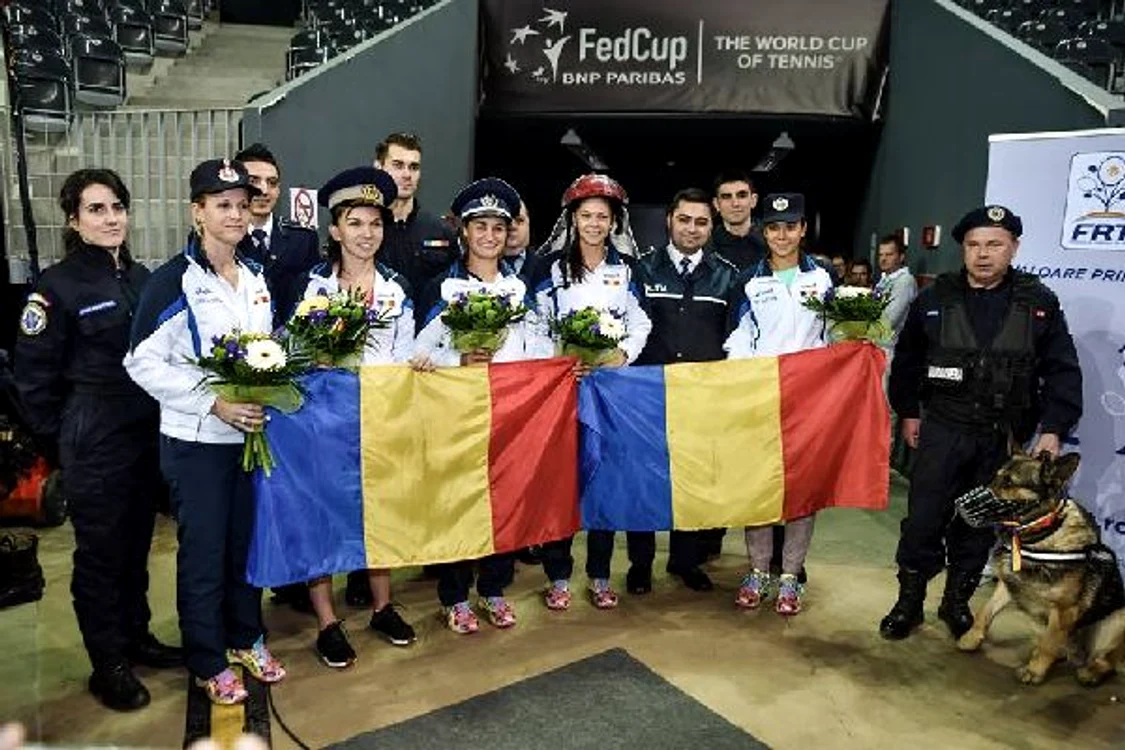 
    Echipa de Fed Cup alaturi de politisti si pompieriFOTO: FRT  