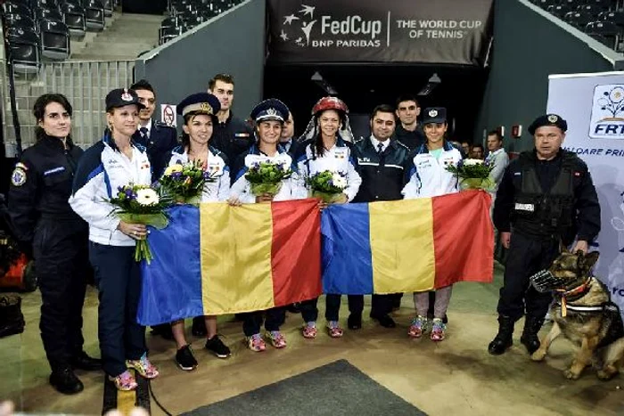 
    Echipa de Fed Cup alaturi de politisti si pompieriFOTO: FRT  