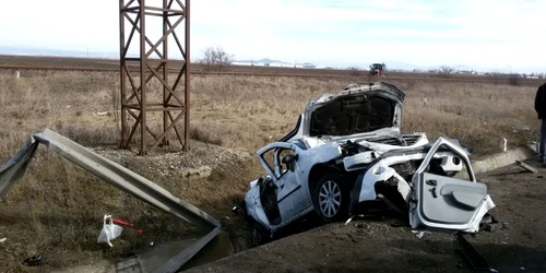 Maşinile au ajuns în şanţul de pe marginea drumului