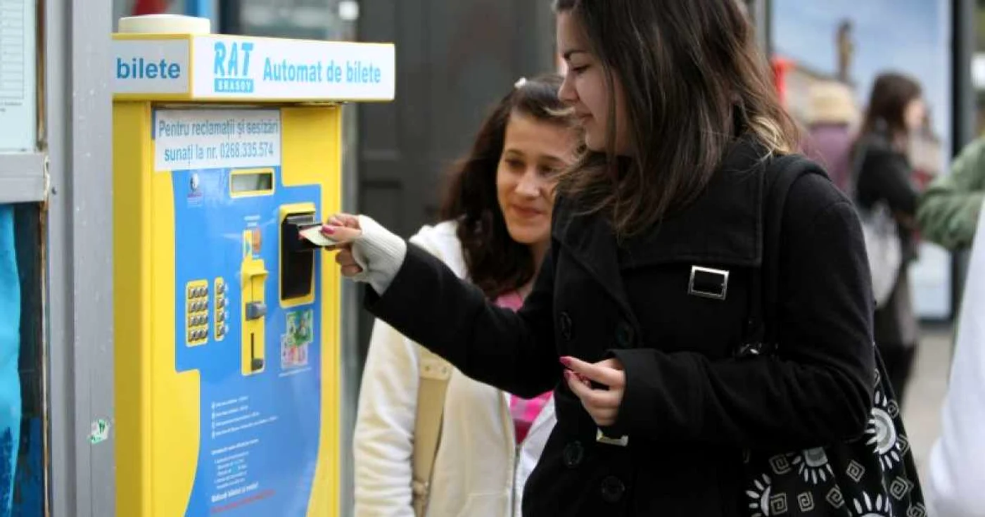 Persoana a vrut să scoată bani şi biletel din automatul RAT Braşov. foto: ADS