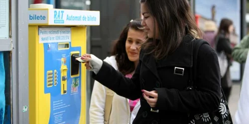 Persoana a vrut să scoată bani şi biletel din automatul RAT Braşov. foto: ADS