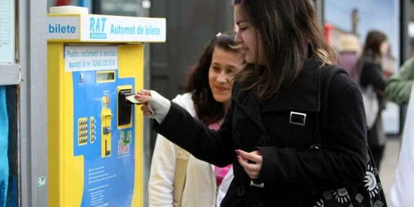 Persoana a vrut să scoată bani şi biletel din automatul RAT Braşov. foto: ADS
