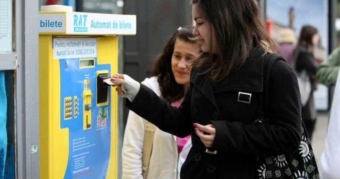 Persoana a vrut să scoată bani şi biletel din automatul RAT Braşov. foto: ADS