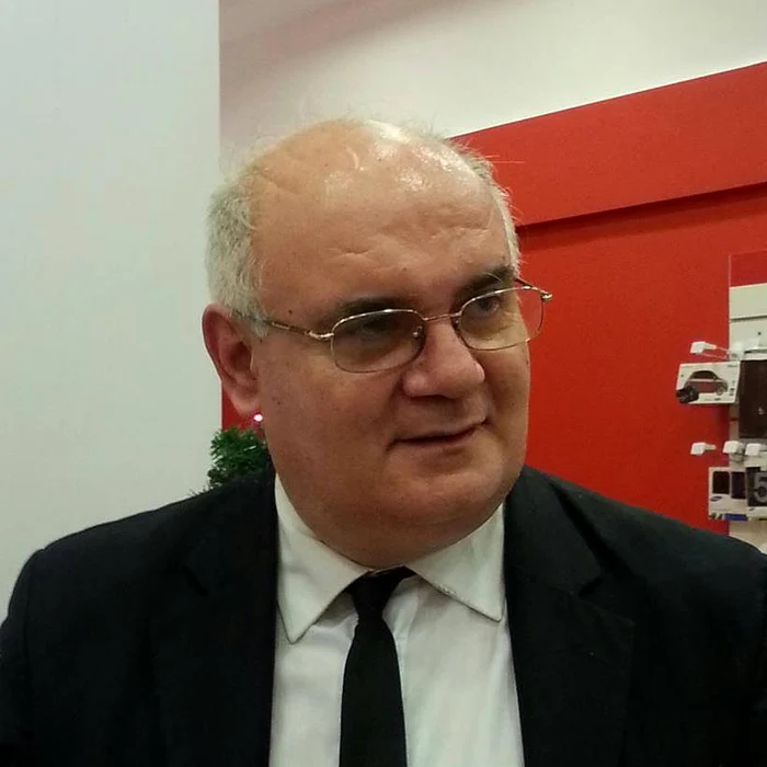 
    Dan Păcurariu are 55 de ani și de 20 de ani predă la Universitatea Hyperion  