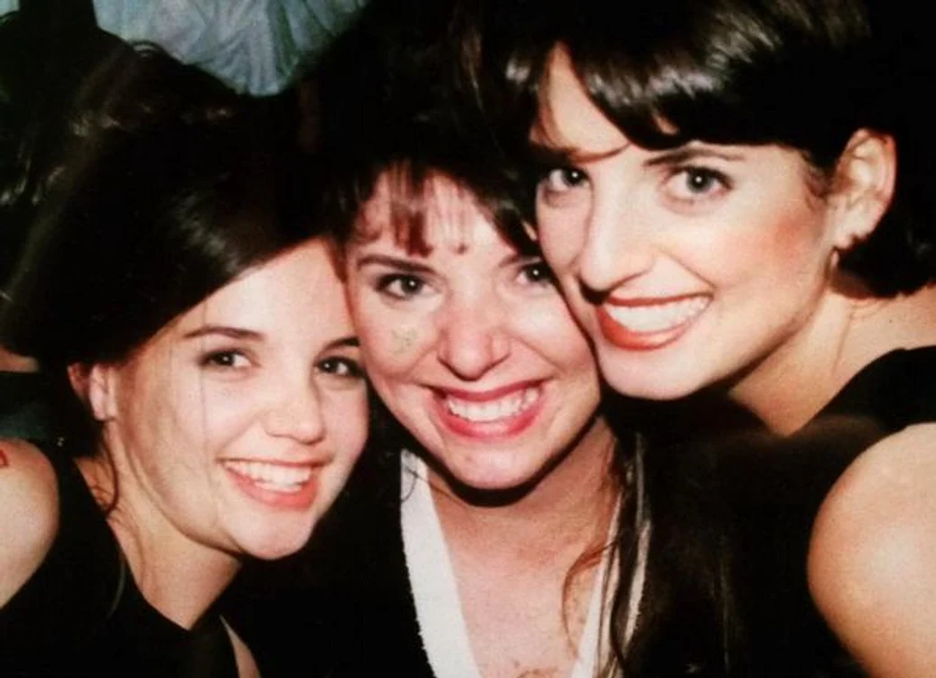 
    Katie Holmes cu cele două surori Nancy și Tamerafoto: arhiva personală  