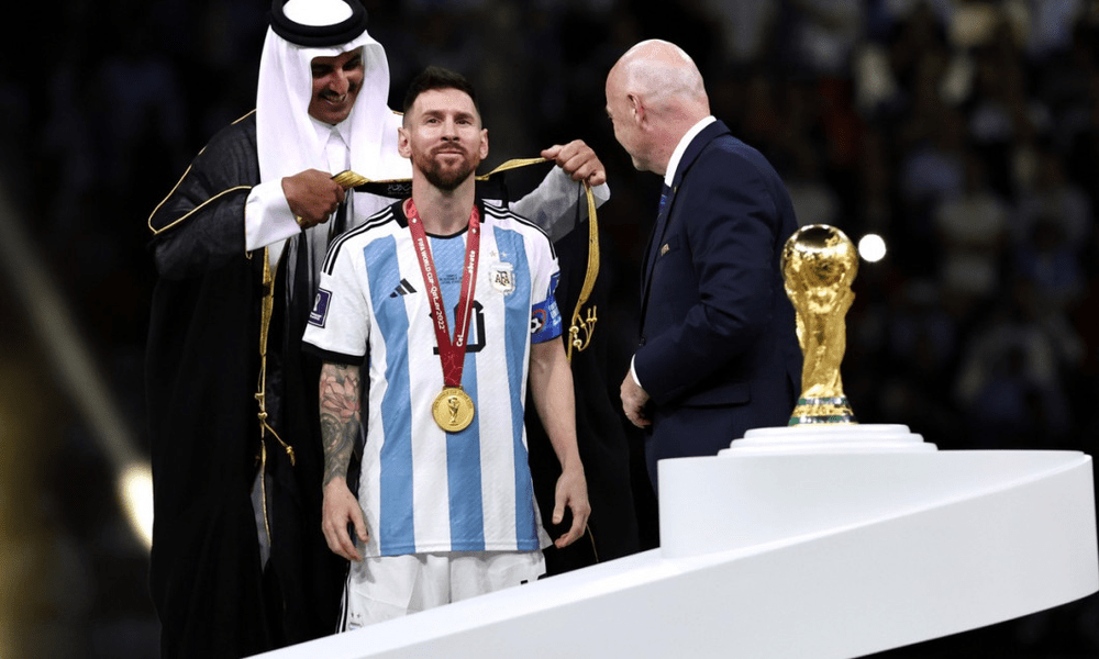 Ce semnifică Bisht, mantia cu care emirul Qatarului l-a îmbrăcat pe Messi