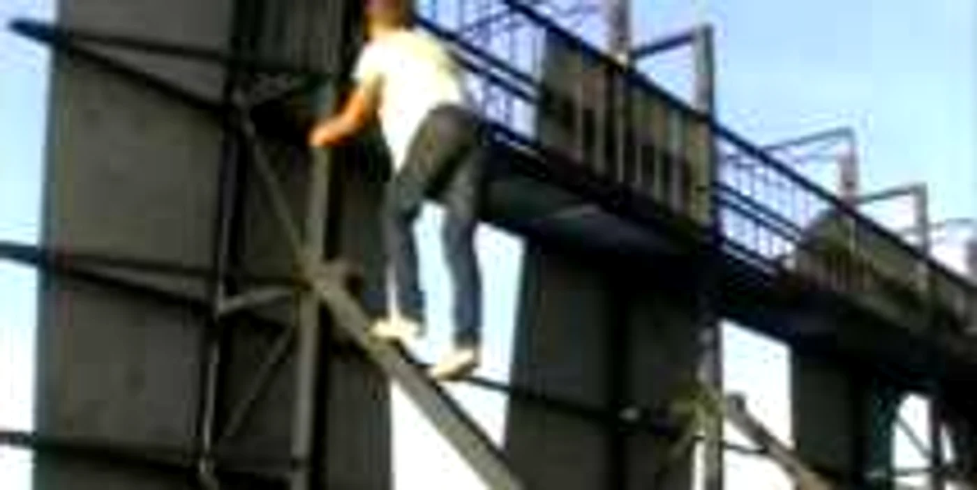 Tânărul a escaladat literele punându-şi viaţa în pericol. Foto: Captură Youtube