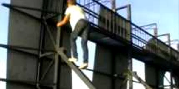 Tânărul a escaladat literele punându-şi viaţa în pericol. Foto: Captură Youtube