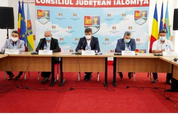 Contractele au fost parafate la Consiliul Judeţean Ialomiţa FOTO facebook/CJ Ialomiţa