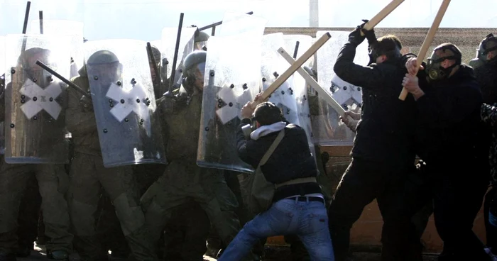 FOTO REUTERS:Confruntări între forţele NATO din Kosovo şi sârbii
