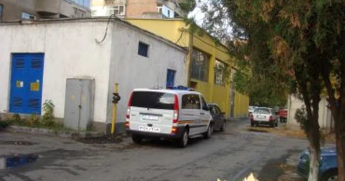 Râmnicu Vâlcea: Un tânăr săltat de la domiciliu şi încătuşat de poliţiştii braşoveni pentru complictate la furturi de auto