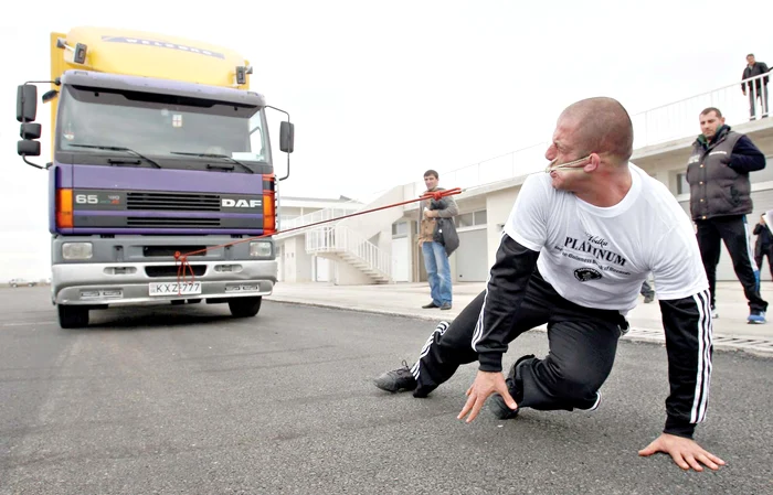 
    Lasha Pataraia  a reuşit să tragă  monstrul  aproape 10 metri  