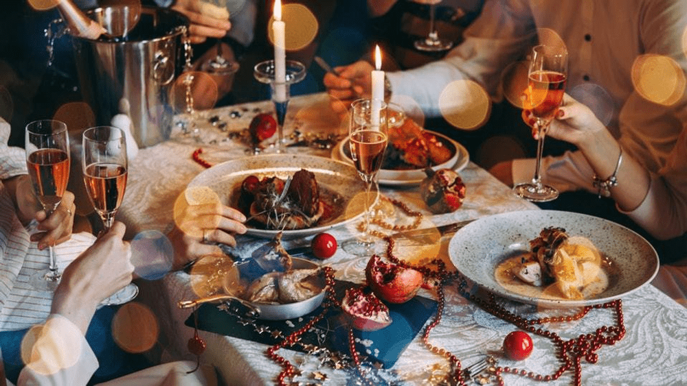 Ce nu trebuie să lipsească de pe masa de Revelion. La ce alimente trebuie să renunțăm
