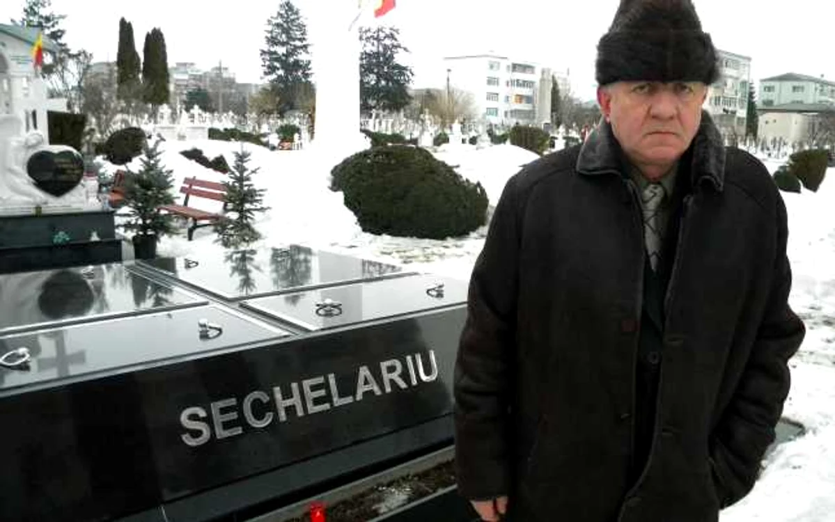Profesorul Universitar Vasile Puiu, la mormântul lui Sechelariu