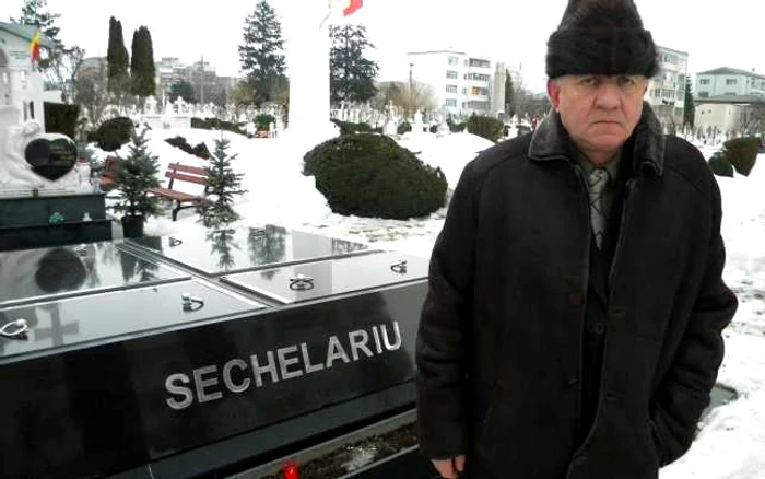Profesorul Universitar Vasile Puiu, la mormântul lui Sechelariu