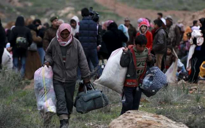 Refugiaţi sirieni în drum spre Iordania. Până în vară, numărul sirienilor plecaţi în bejenie va depăşi un milion. Foto: Reuters