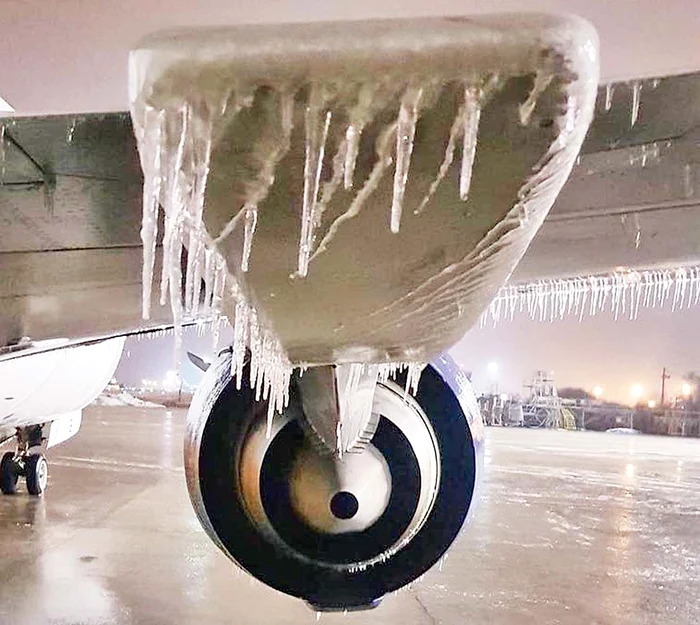 
    În Bucureşti, muncitorii au lucrat întreaga zi pentru a îndepărta crengile căzute pe şoseleFotografii: BLITZ/ Florin Şuler/ Inquam PHoto/ Ana Maria Şimon  