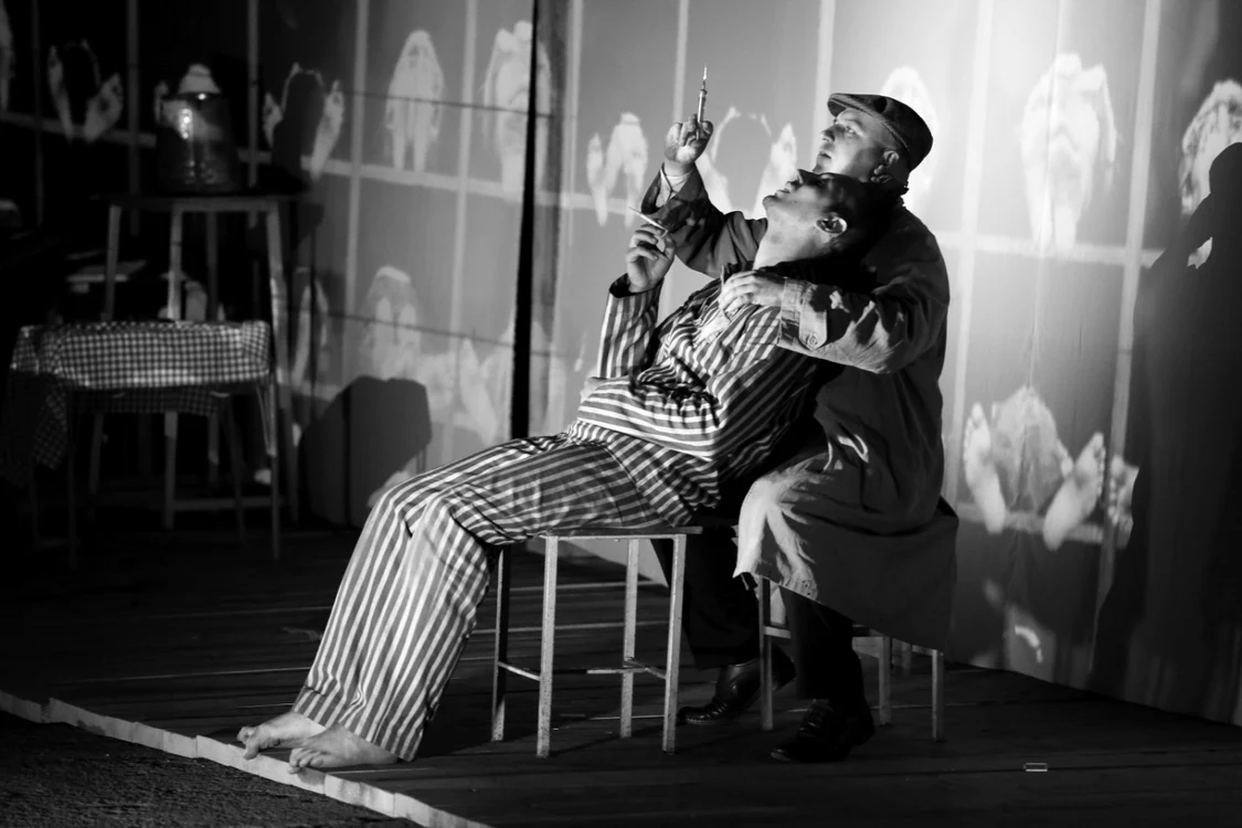 Secvenţă din spectacolul "Ultima ţigară a lui Fondane" FOTO Vladimir Negru