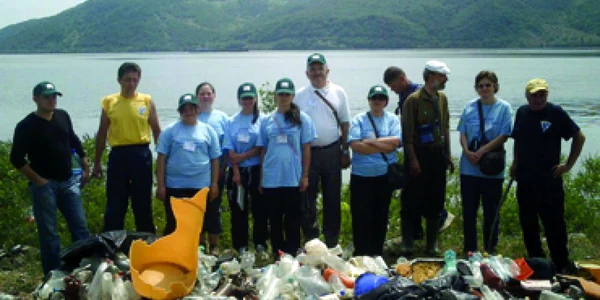 Reşiţa: Voluntarii au strâns gunoaie de pe Nera (GALERIE FOTO)