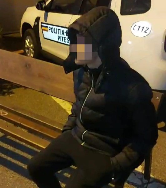 Păcală de Argeș: a furat o bancă și a plecat cu ea în spinare spre locuința aflată la patru kilometri distanță VIDEO