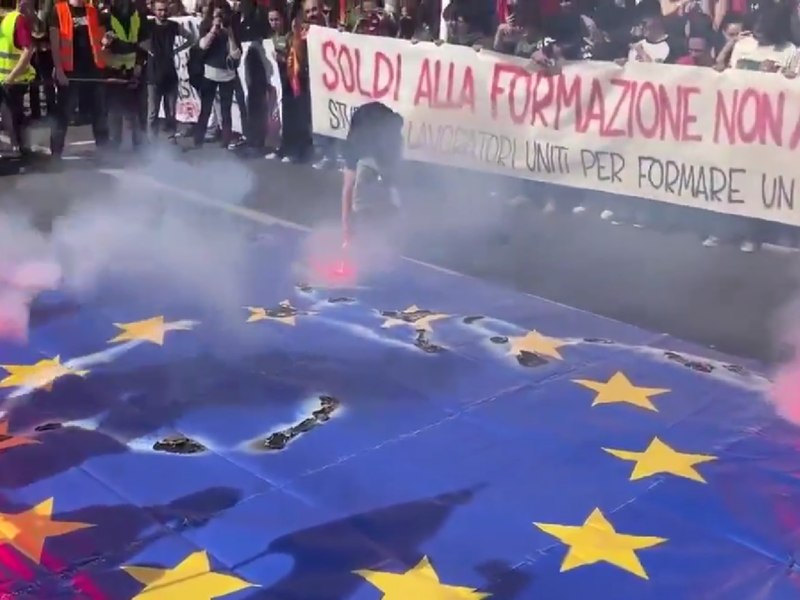 S-au ars drapelele UE și NATO la un protest al studenților împotriva planului UE de reînarmare
