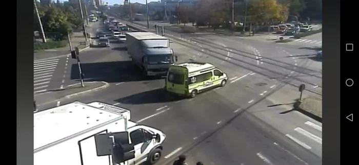 Ambulanţa implicată în accident FOTO captură video