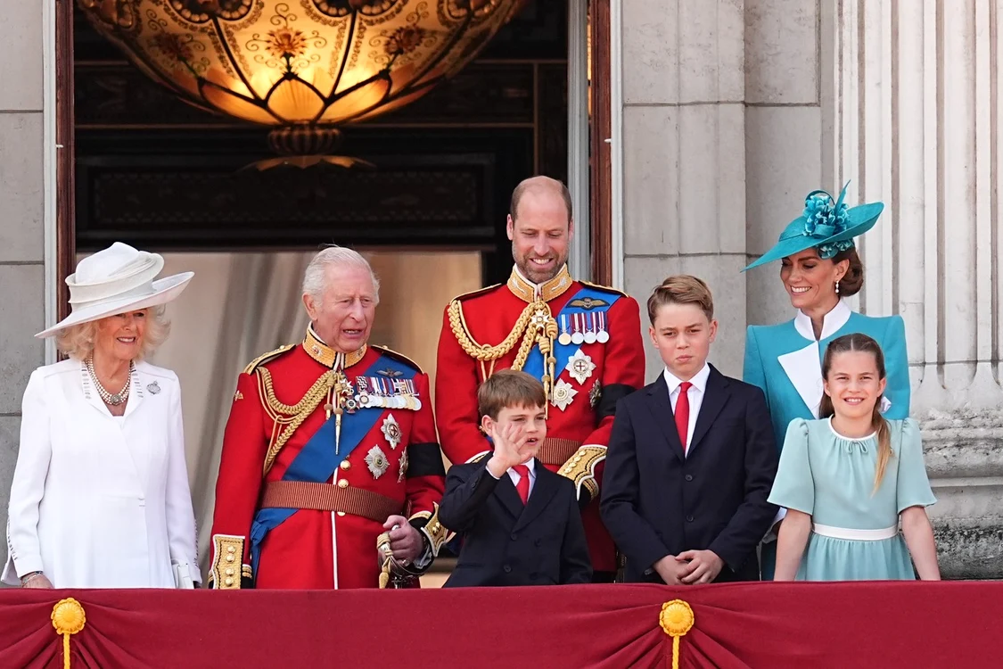Regele Charles, Regina Camilla, Kate Middleton, Prințul William și copiii George, Charlotte și Louis trooping the colour foto profimedia jpg