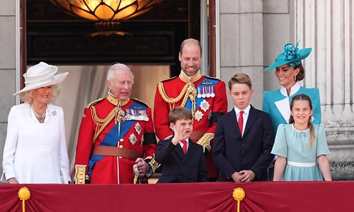 Regele Charles, Regina Camilla, Kate Middleton, Prințul William și copiii George, Charlotte și Louis trooping the colour foto profimedia jpg