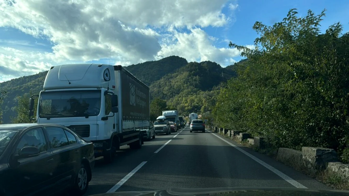 Traficul pe Valea Oltului blocat zeci de minute de un șofer în semn de protest Foto Alin Marian Cyob