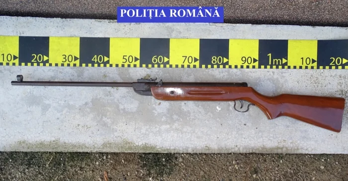 Ameninţări online cu arme, în Argeş. Zeci de proiectile, două săbii şi un pistol au fost găsite la percheziţiile de după postarea live
