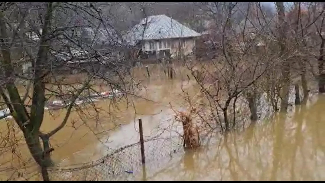 Case sub ape în urma inundaţiilor din Brezoi - Vâlcea Foto Adevărul