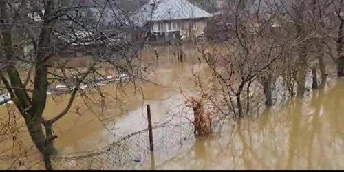 Case sub ape în urma inundaţiilor din Brezoi - Vâlcea Foto Adevărul