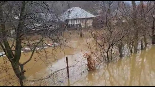Case sub ape în urma inundaţiilor din Brezoi - Vâlcea Foto Adevărul