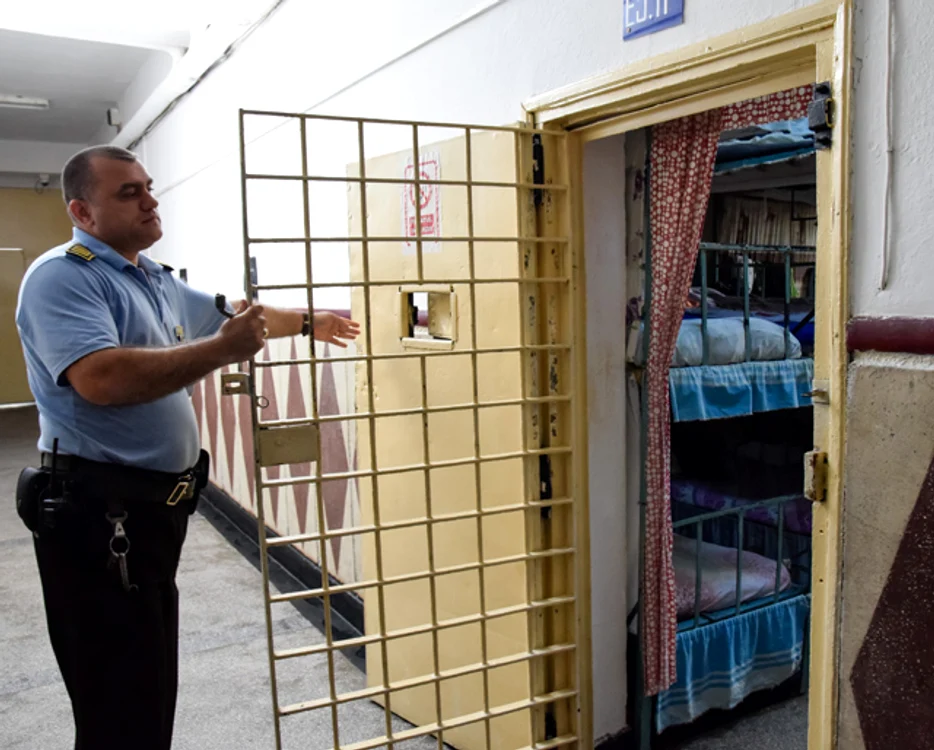 Un agent de penitenciar nou angajat pleacă acasă cu aproximativ 3.000 de lei