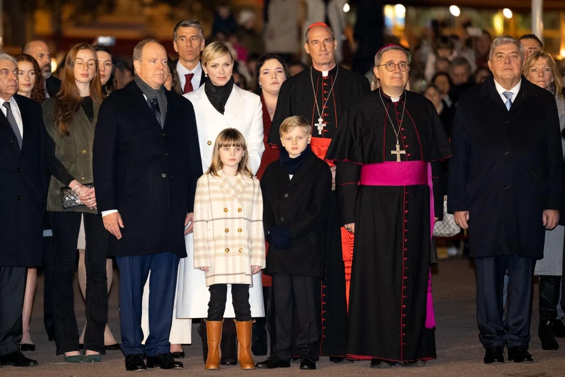 Prințul Albert, Prințesa Charlène, Prințesa Gabriella și Prințul Jacques, la ceremonia Mântuirii Preasfintei Taine. FOTO: Palatul Princiar