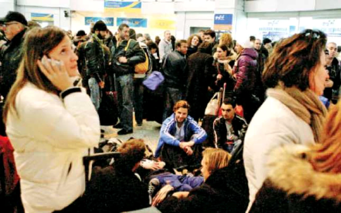 Sute de călători în aşteptare, la Aeroportul Băneasa