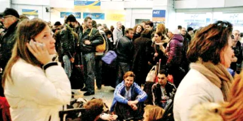 Sute de călători în aşteptare, la Aeroportul Băneasa