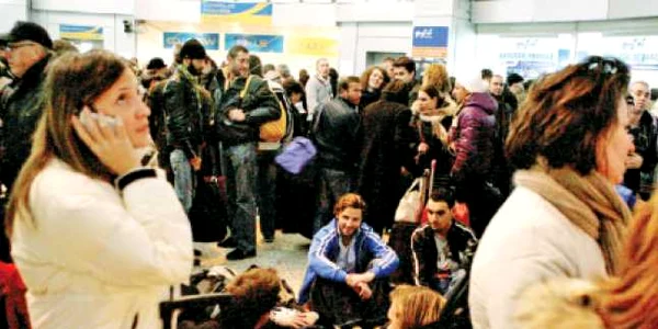 Sute de călători în aşteptare, la Aeroportul Băneasa