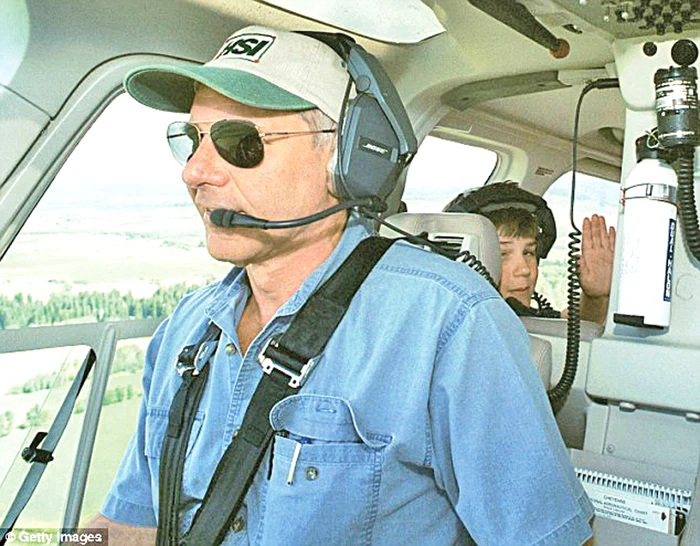 
    2001 Harrison Ford  l-a salvat pe Cody  realizând o aterizare  imposibilă cu elicopterul,  între stâncile parcului  Yellowstone  