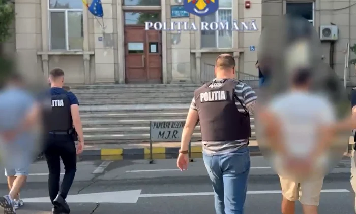 Bărbații au fost reținuți FOTO: Captura video