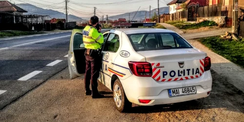 Echipaj de Poliţie Rutieră cu radar pe drumurile naţionale din Vâlcea Foto Adevărul