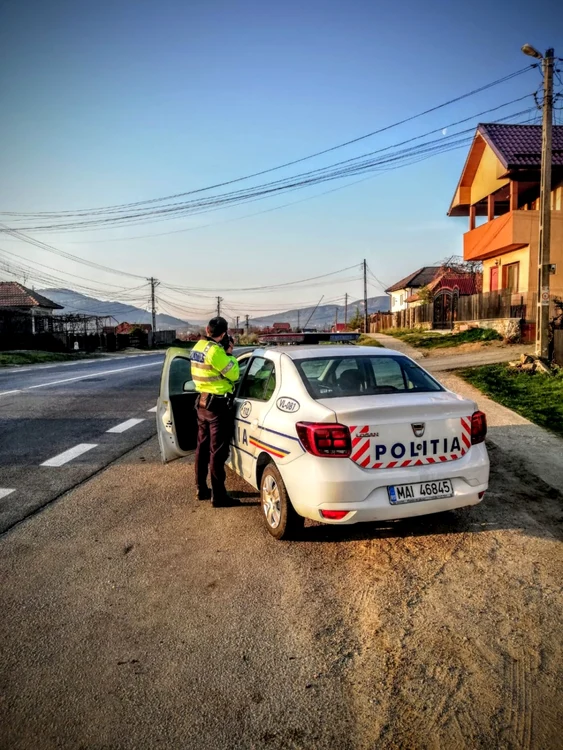 Echipaj de Poliţie Rutieră cu radar pe drumurile naţionale din Vâlcea Foto Adevărul