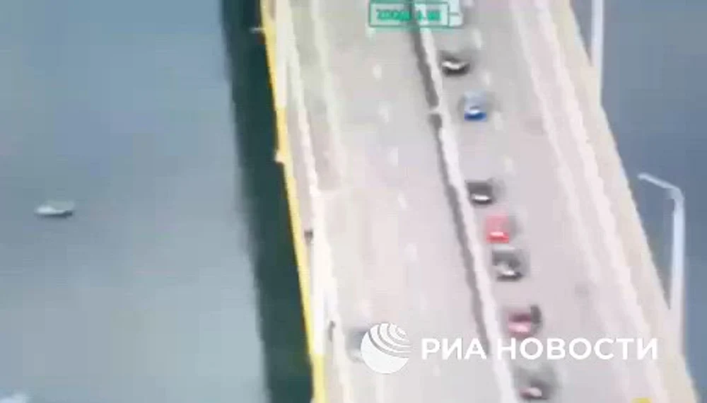 Cozi de mașini cu alegători din regiunea separatistă Transnistria sunt pe un pod peste râul Nistru